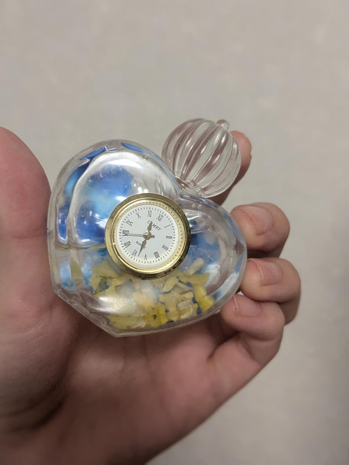 今この瞬間の輝き(海洋プラスチックと揺らぎの香水瓶レジン時計)